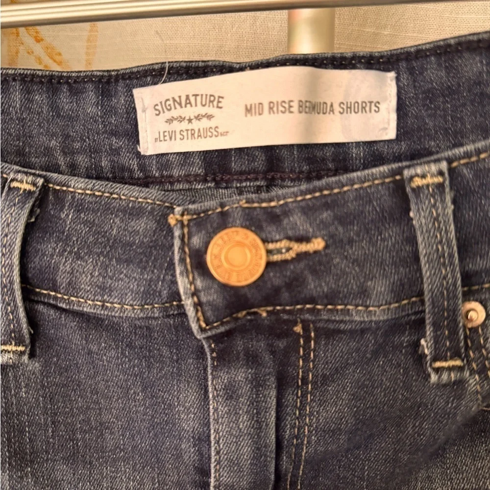 LEVI’S Signature mid rise Bermuda shorts for women size 12/31